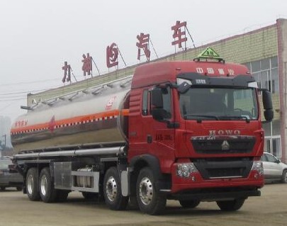 25噸|26噸國(guó)六重汽豪沃前四后八鋁合金油罐車圖片 25噸|26噸國(guó)六重汽豪沃前四后八鋁合金油罐車圖片